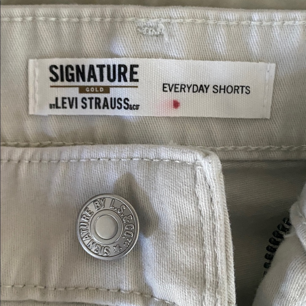 Levis Ivory EVERYDAY SHORTS High Rise Mid Length - Size 6/ W=28 - Picture 4 of 7